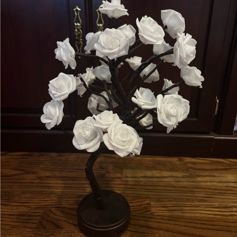 Elegant White Rose LED Tree Lamp